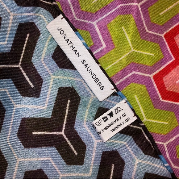 NWOT Jonathan Saunders printed scarf OS - Picture 10 of 10